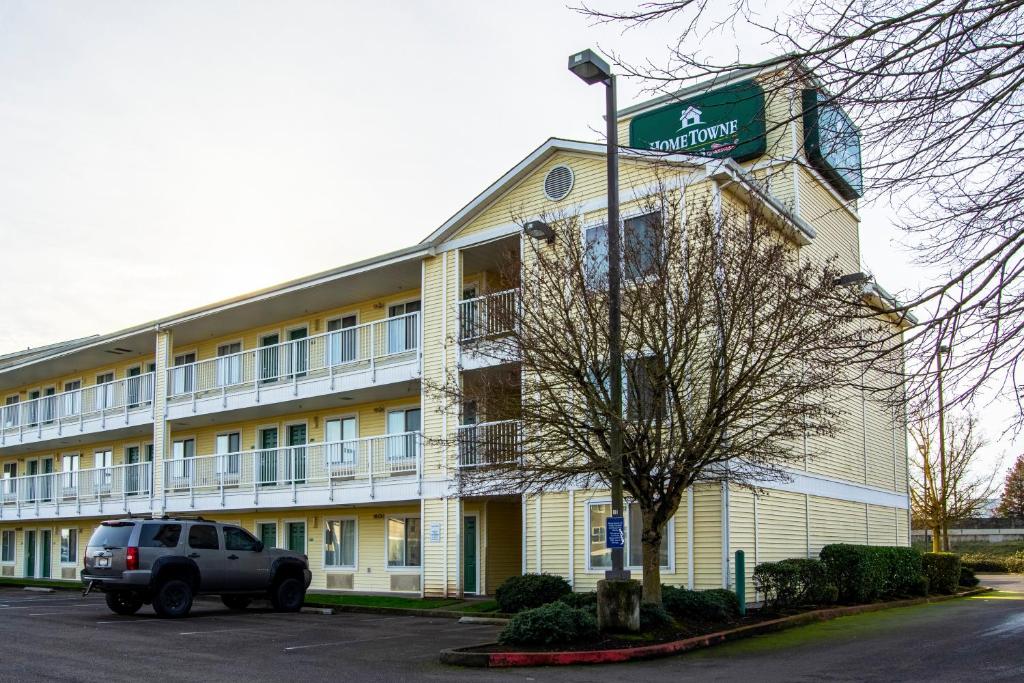 HomeTowne Studios by Red Roof Salem, OR image