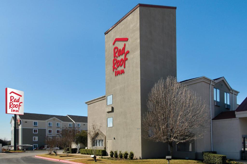 Red Roof Inn Austin - Round Rock image