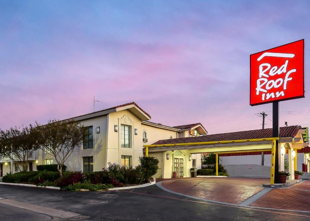 Red Roof Inn Plano photo 4