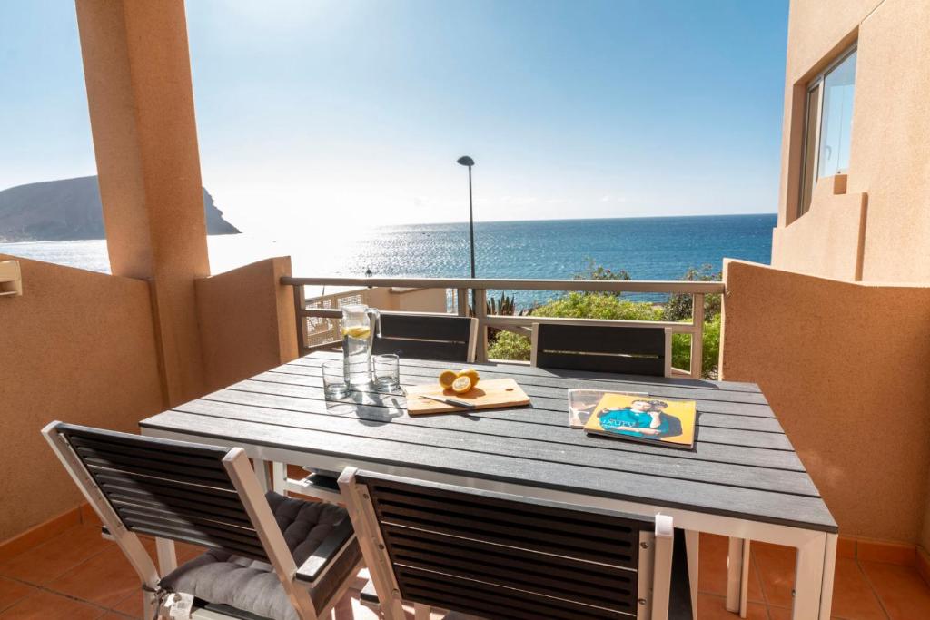 HomeForGuest Spacious and bright flat on the beach La Tejita photo 2