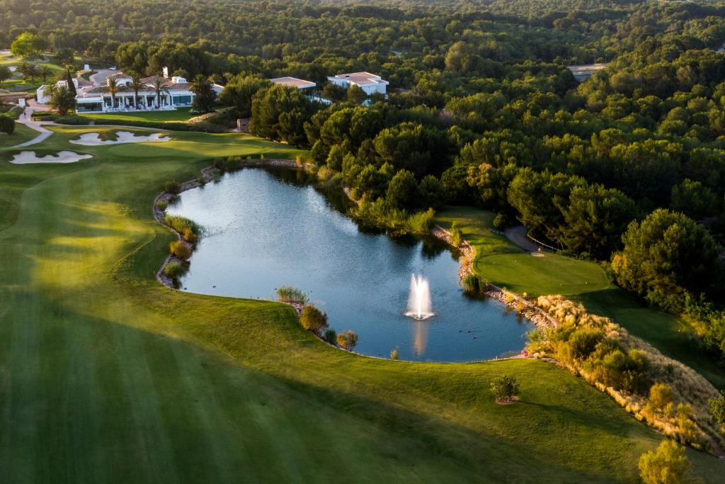 Las Colinas Golf & Country Club Residences photo 1