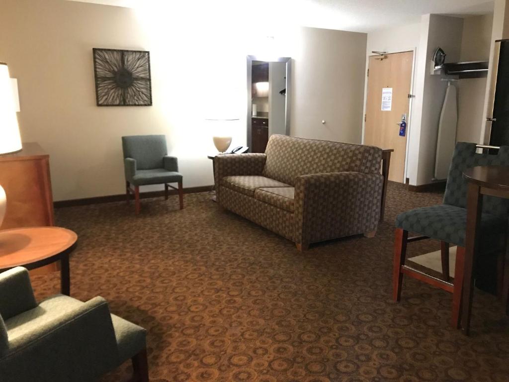 Holiday Inn Express and Suites St. Cloud, an IHG Hotel photo 3