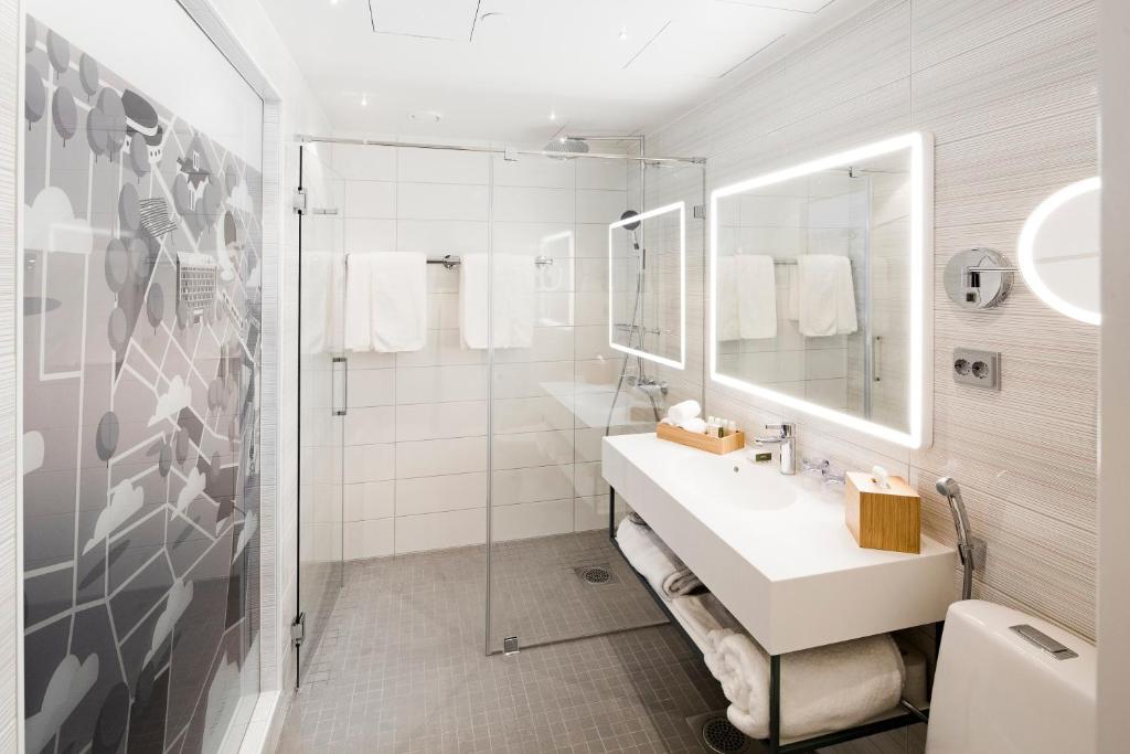 Двухместный (Улучшенный номер с кроватью размера «king-size»), Hotel Indigo Helsinki-Boulevard