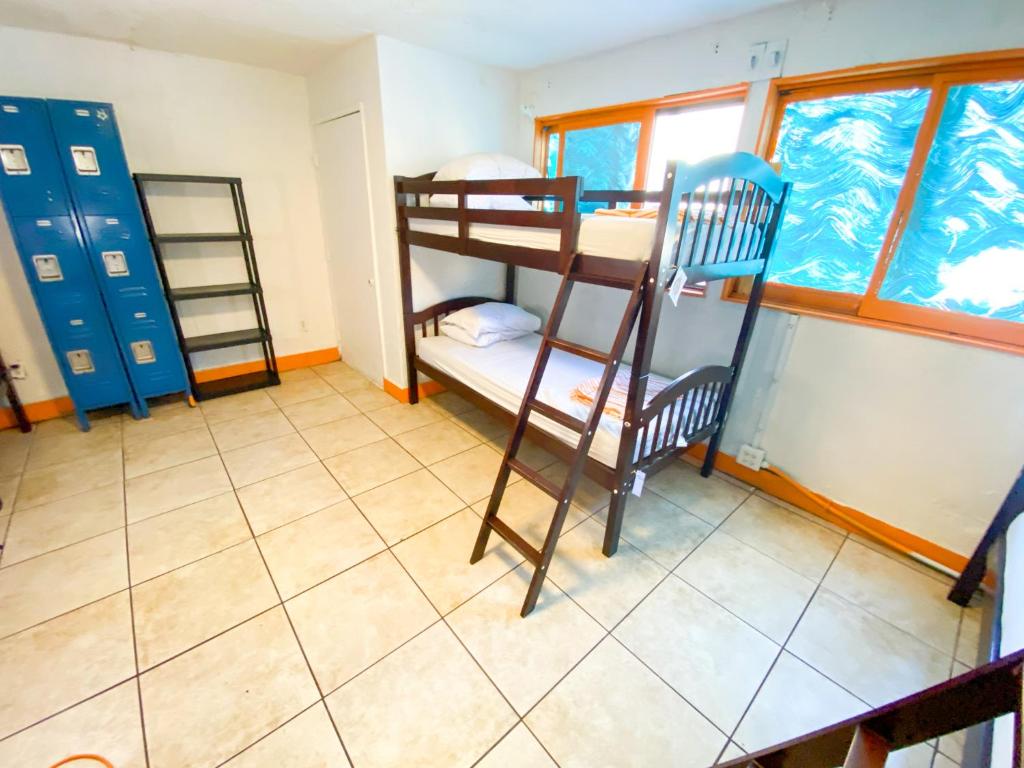 Номер (Кровать в общем номере для мужчин и женщин с 10 кроватями), ITH Beach Bungalow Surf Hostel San Diego