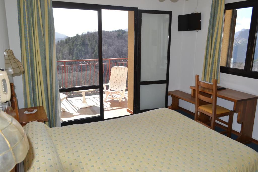 Двухместный (Улучшенный двухместный номер с 1 кроватью), Hôtel Aïtone