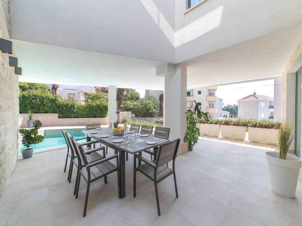 Luxury Villa Trogir 3 with private pool, jacuzzi and gym by the beach on Ciovo - Okrug Donji photo 4