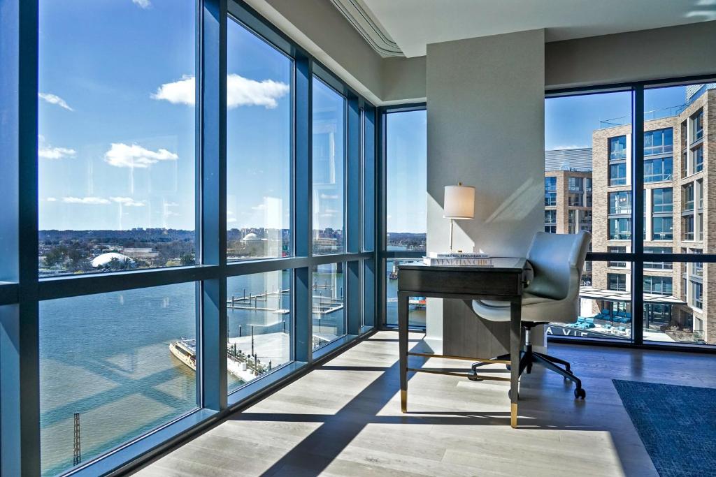 Сьюит (Люкс с видом на водоем), InterContinental - Washington D.C. - The Wharf, an IHG Hotel