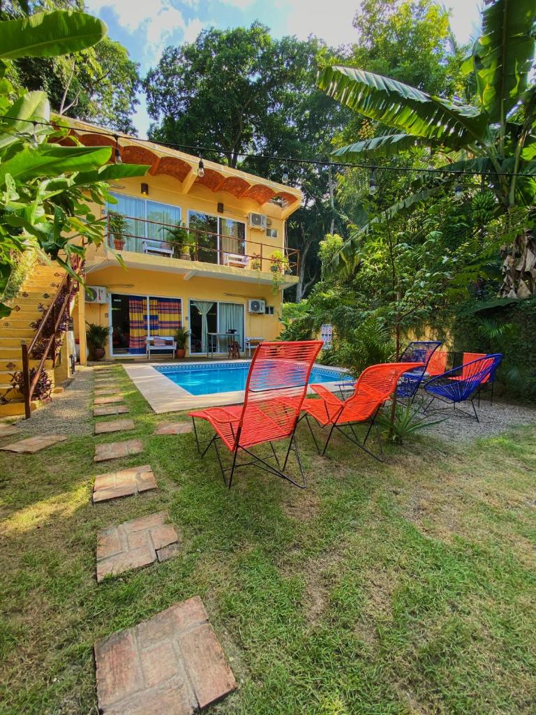 Habitacion privada con pisicina y cocina compartida