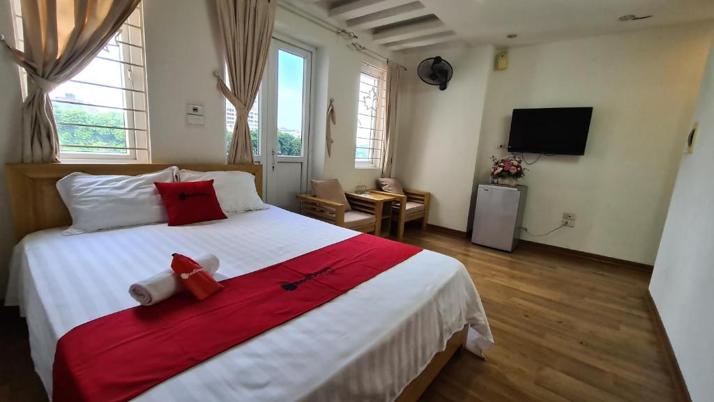 Двухместный (Двухместный номер Делюкс с 1 кроватью), Reddoorz near Tran Duy Hung Street 3