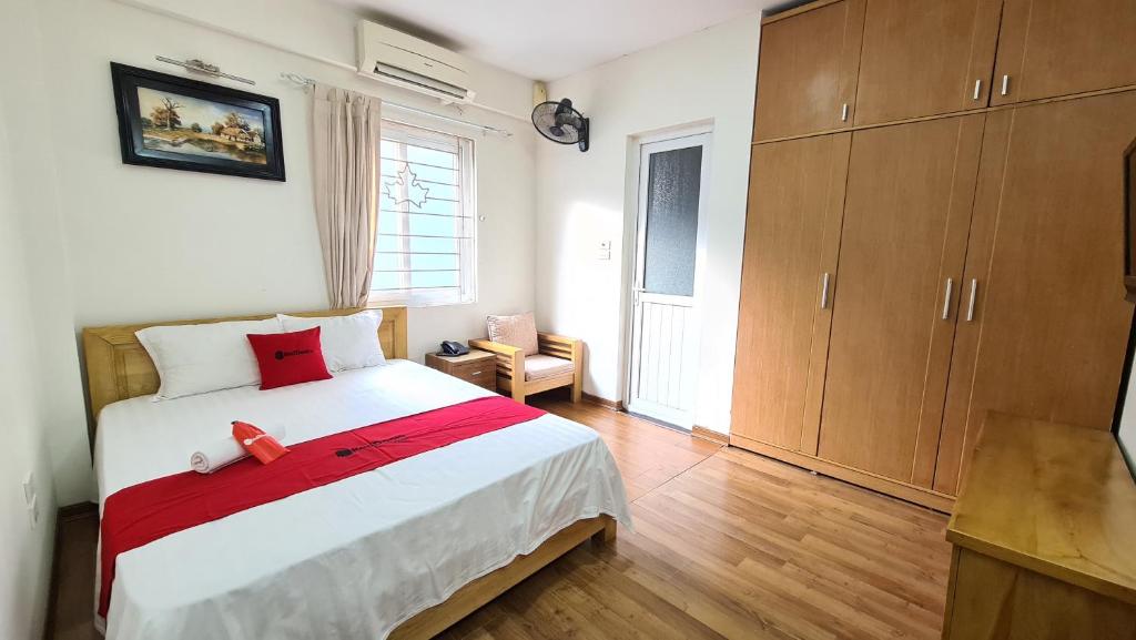 Двухместный (Двухместный номер Делюкс с 1 кроватью), Reddoorz near Tran Duy Hung Street 3