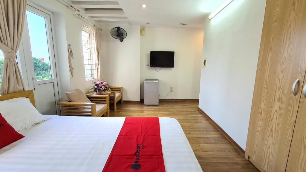 Двухместный (Двухместный номер Делюкс с 1 кроватью), Reddoorz near Tran Duy Hung Street 3