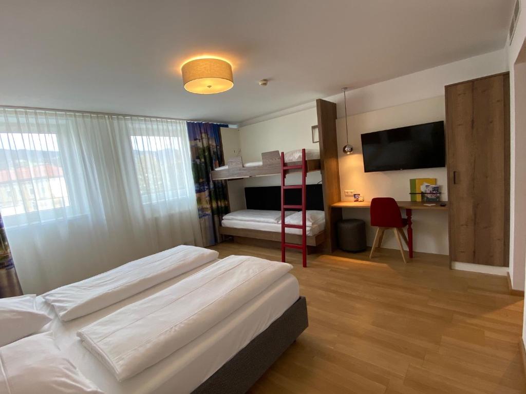 Четырехместный (Четырехместный номер), JUFA Hotel Salzburg