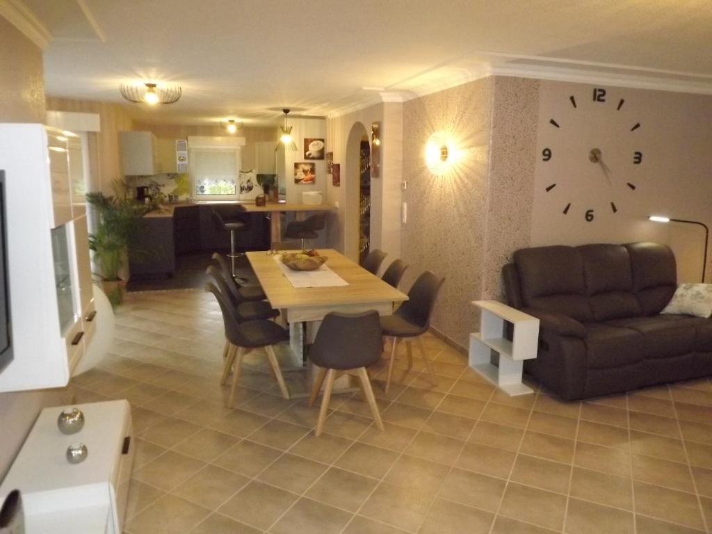 Großzügige Ferienwohnung am Waldesrand im Seenland photo 4