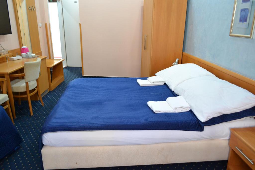Трехместный (Трехместный номер с собственной ванной комнатой), Hotel Aladin