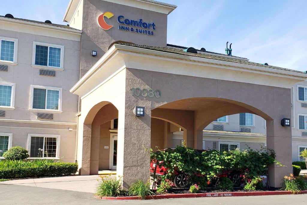 Comfort Inn & Suites Galt - Lodi North image