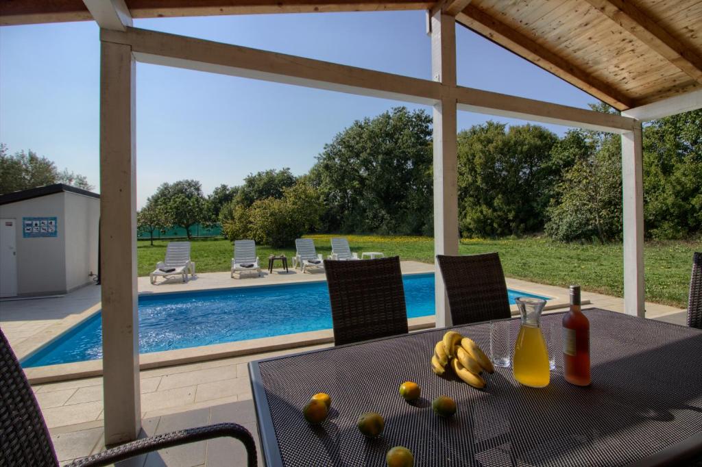 Wonderful villa Nezakcij with pool near the town and the beach photo 3