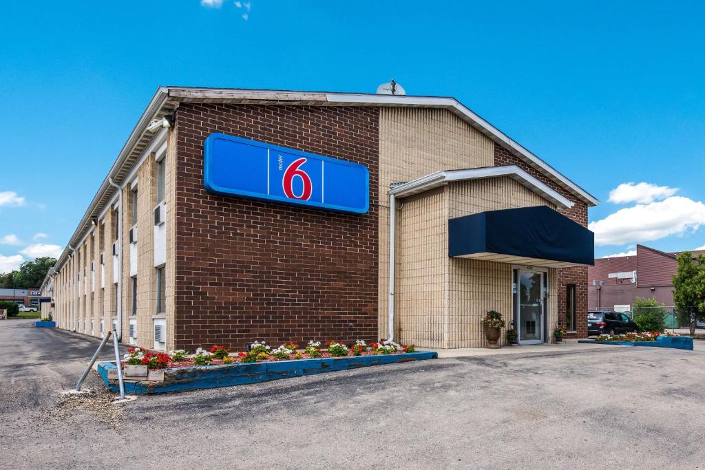 Motel 6 Madison, WI - East image