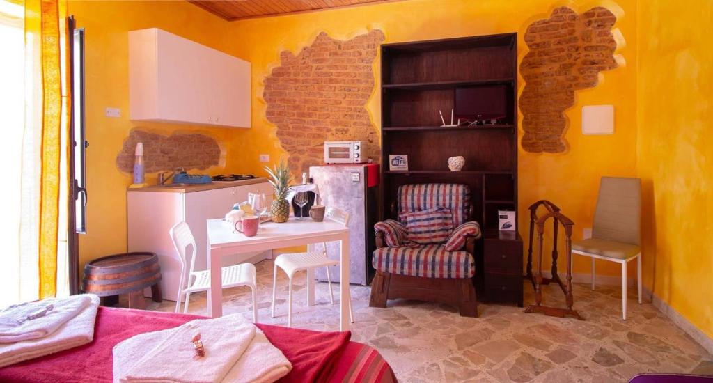Studio with city view balcony and wifi at Castelbuono photo 1
