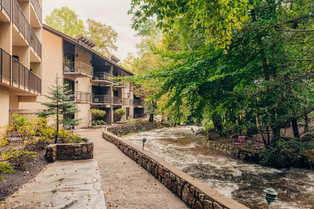 Brookside Lodge image