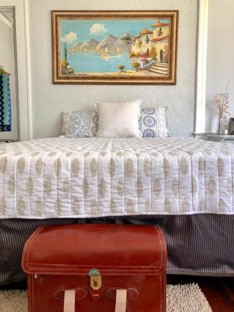 Comfy and Spacious Suite with Free Parking image