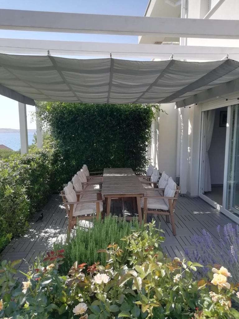 House Natali 70m from the beach - free EV top up photo 1