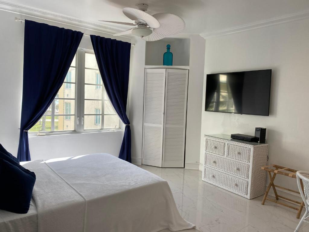 SOBE OCEAN VIEW OCEAN DR charming studio -316 image