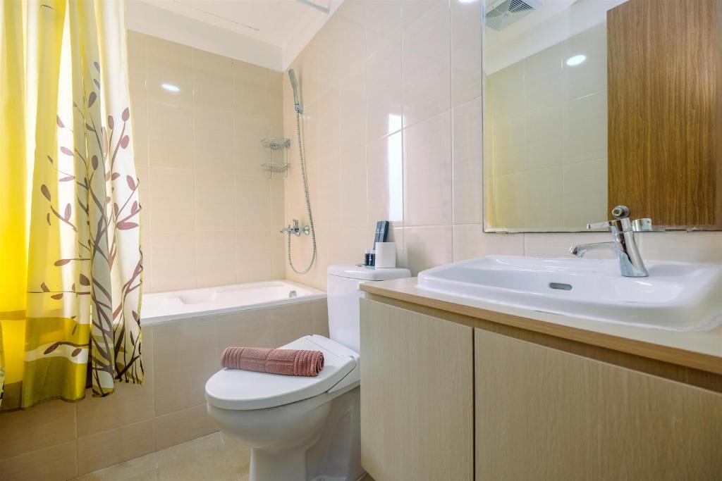 Comfortable and Spacious 2BR at Oasis Cikarang Apartment By Travelio photo 4