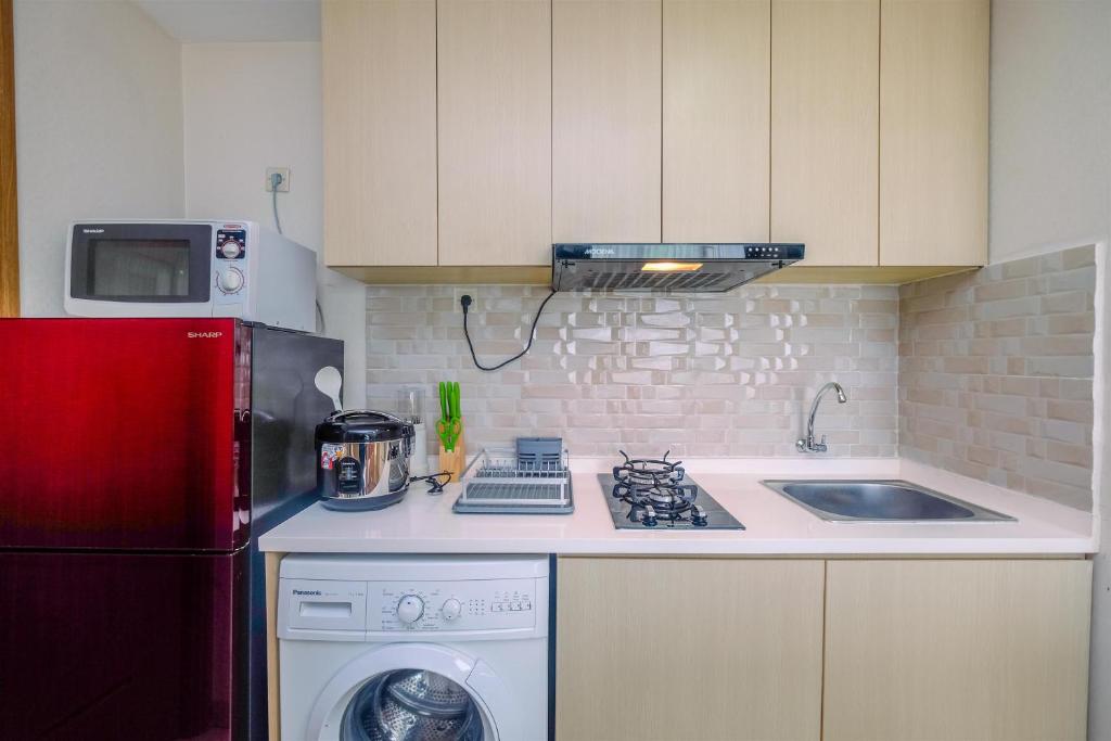 Comfortable and Spacious 2BR at Oasis Cikarang Apartment By Travelio photo 3