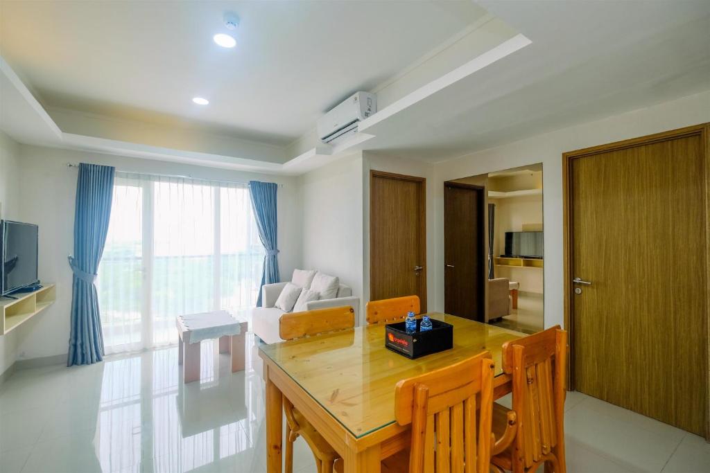Comfortable and Spacious 2BR at Oasis Cikarang Apartment By Travelio photo 2
