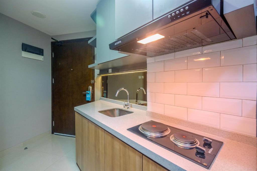 Fully Furnished with Comfortable 1BR Apartment at Mustika Golf Residence By Travelio photo 3