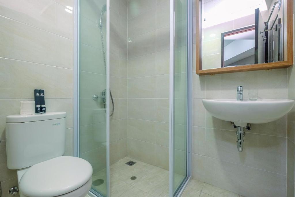 Fully Furnished with Comfortable 1BR Apartment at Mustika Golf Residence By Travelio photo 4