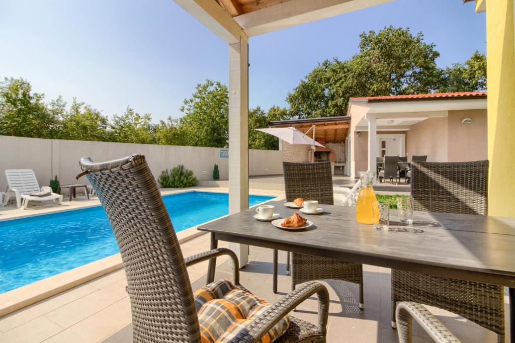 Beatiful families oriented villa Trusina with pool immersed in the nature near the town photo 3
