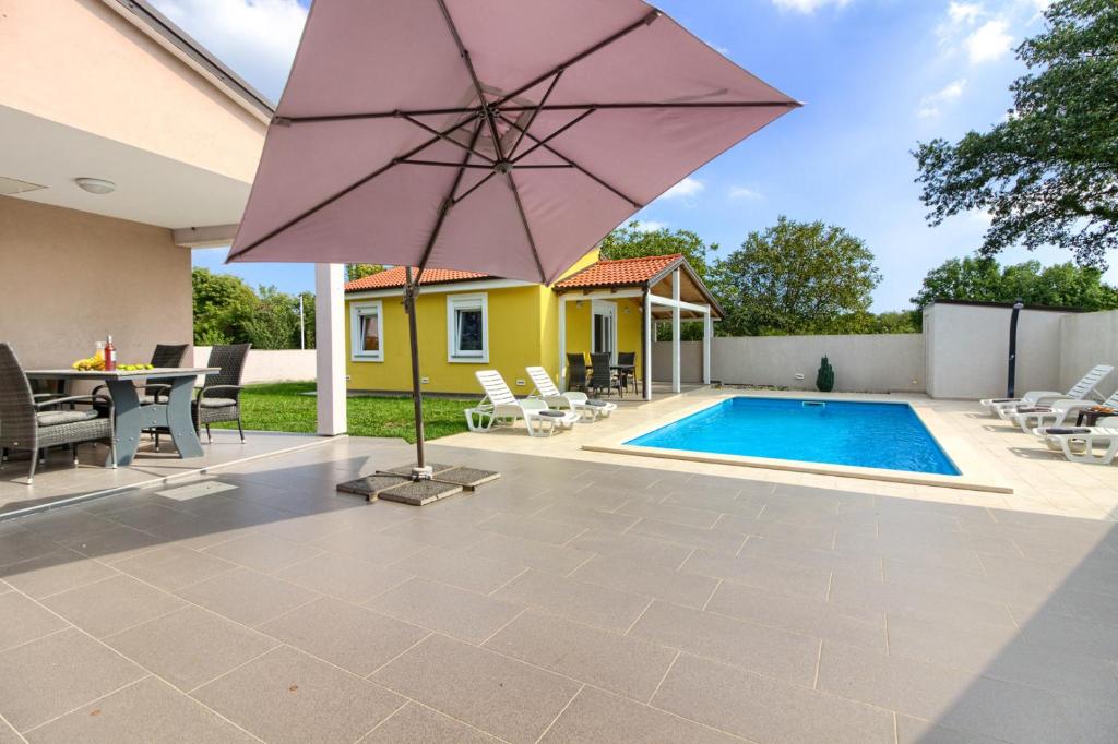 Beatiful families oriented villa Trusina with pool immersed in the nature near the town photo 2