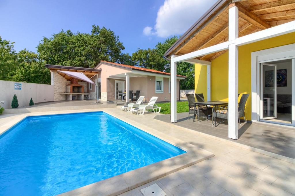 Beatiful families oriented villa Trusina with pool immersed in the nature near the town photo 1