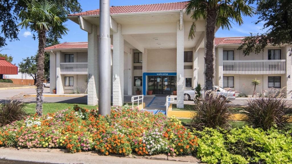 Motel 6-Addison, TX - Dallas photo 1