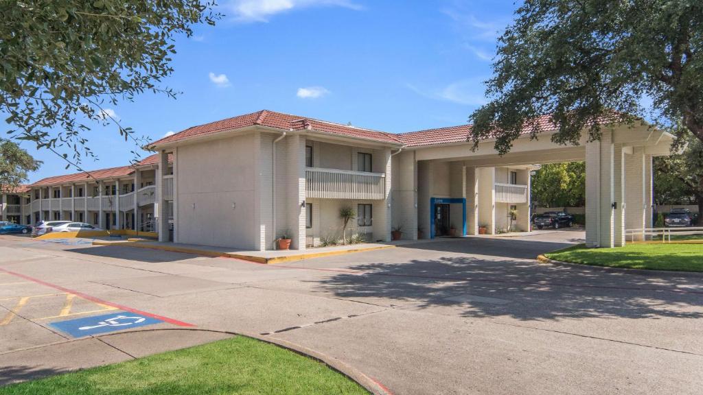 Motel 6-Addison, TX - Dallas photo 3