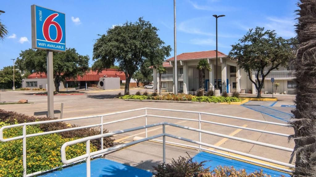 Motel 6-Addison, TX - Dallas photo 2