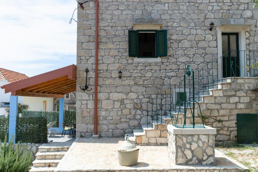 Stone house Dario with Finnish sauna and an outdoor hot tub photo 1