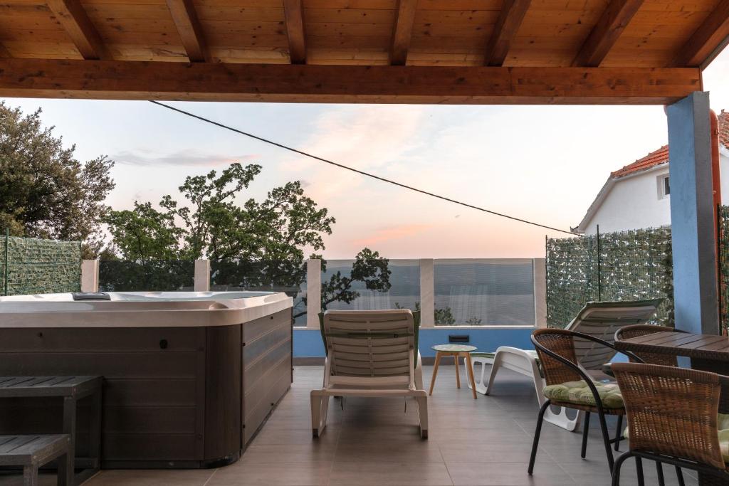 Stone house Dario with Finnish sauna and an outdoor hot tub photo 2