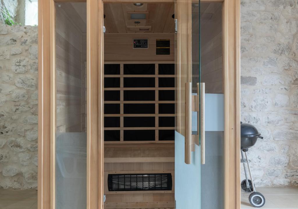 Stone house Dario with Finnish sauna and an outdoor hot tub photo 4