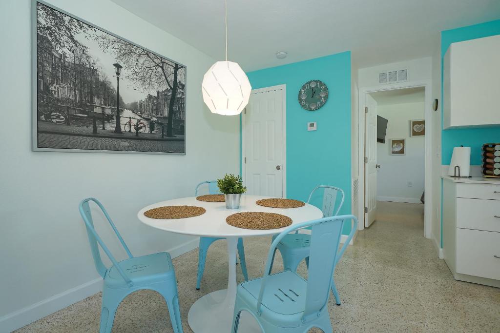 Modern & Fresh - Less than 3 miles to the Beach! image