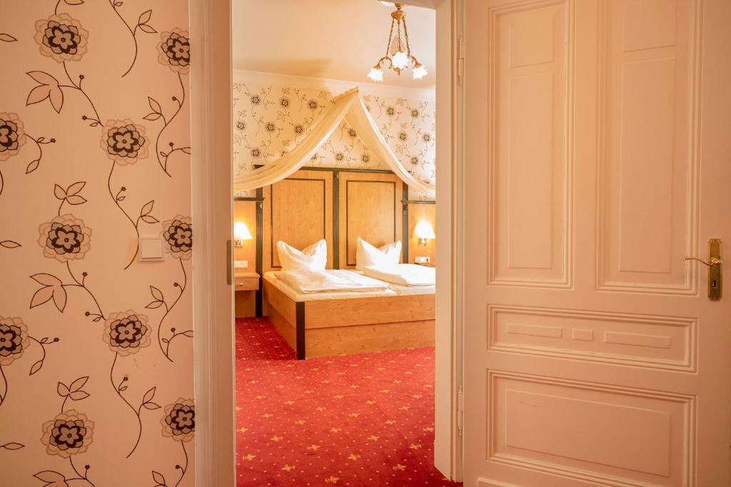 Alte Landratsvilla Hotel Bender - Tap to explore photos