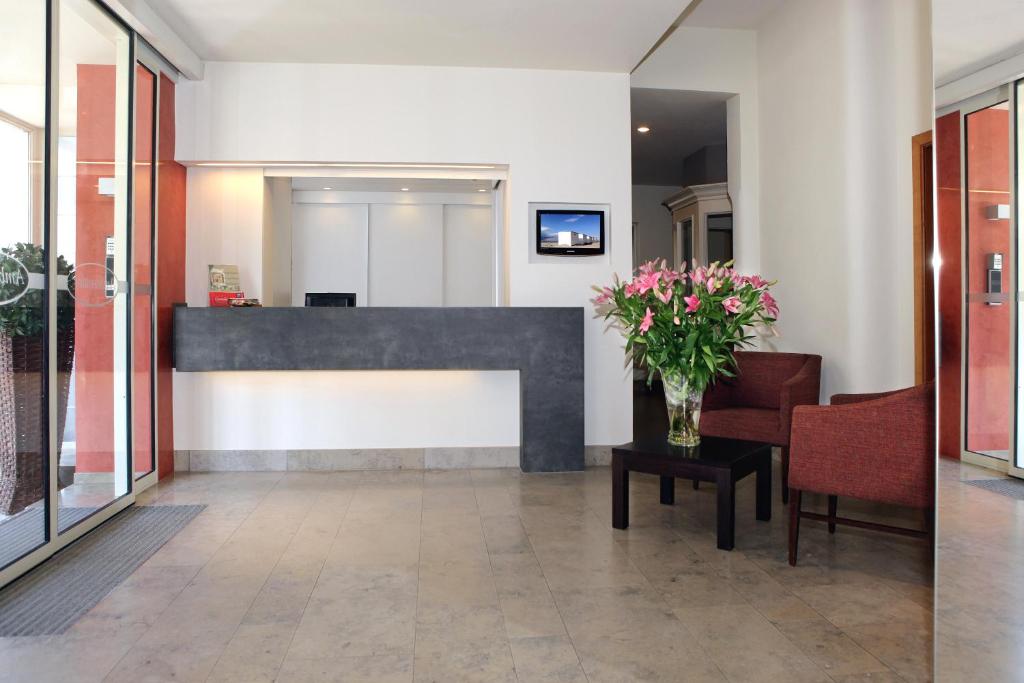 Ambassador Hotel photo 4