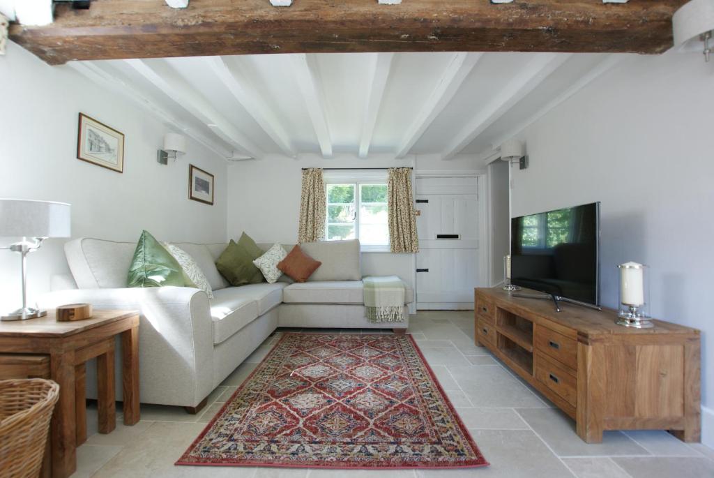 Honeysuckle Cottage- East Meon - Tap to explore photos