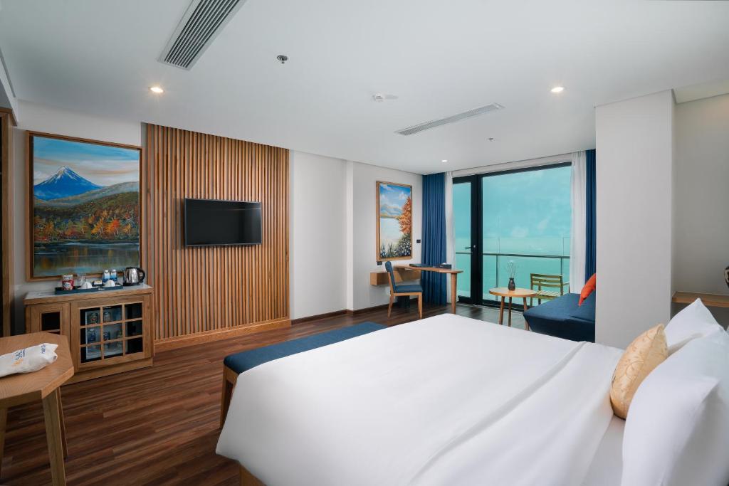 Сьюит (Полулюкс с балконом и видом на море), Sala Danang Beach Hotel