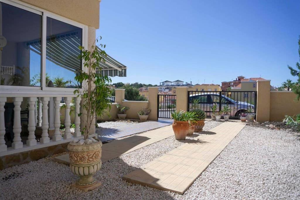 Spacious 2 Bed Ground floor apartment with beautiful communal pool photo 3