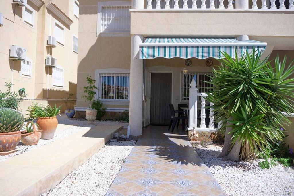 Spacious 2 Bed Ground floor apartment with beautiful communal pool photo 1
