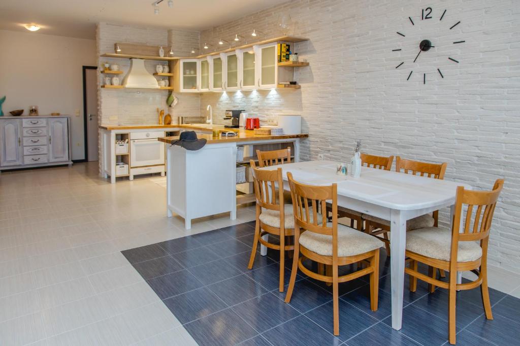 Lovely 3BD flat with PARKING and SEA VIEW photo 1