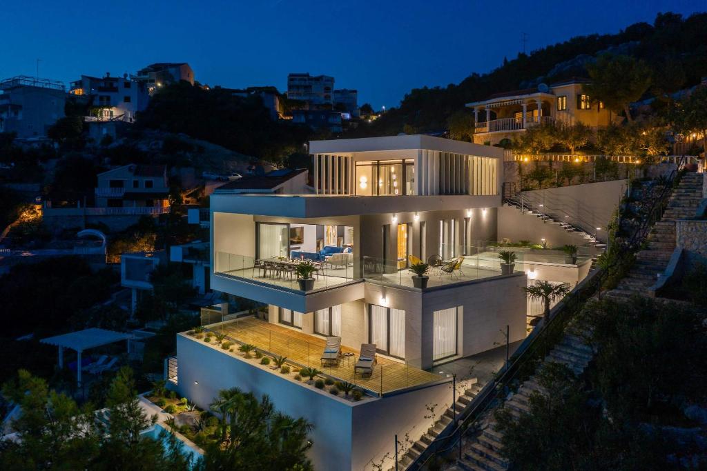 Beachfront Villa Extravaganza with Infinity Pool photo 2