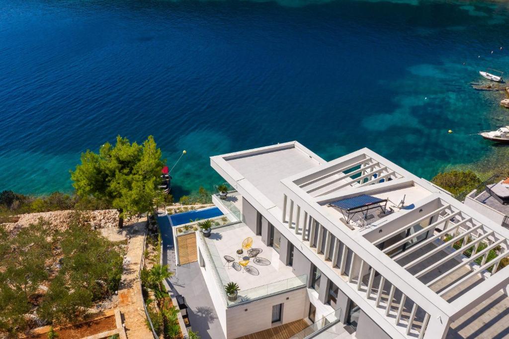 Beachfront Villa Extravaganza with Infinity Pool photo 4